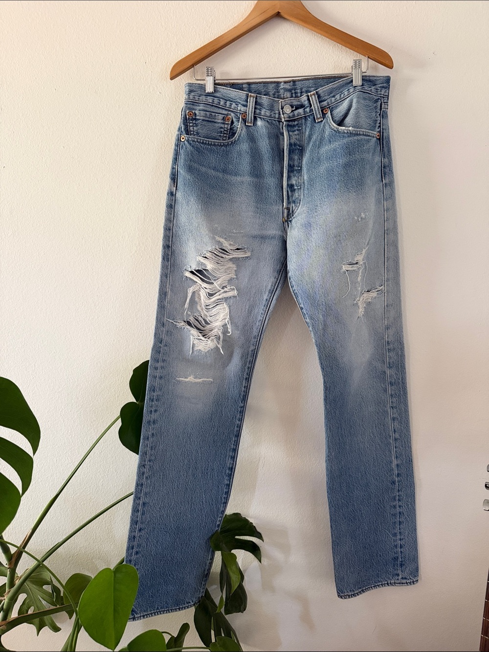 Levis 501 Distressed Men’s Jeans - wear relaxed boyfriend fit 33”W x 32”L